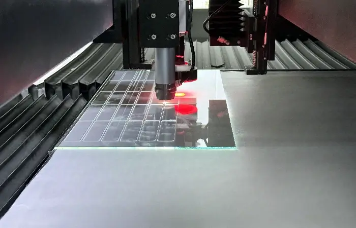Glas wordt nauwkeurig gesneden met behulp van geavanceerde lasertechnologie.